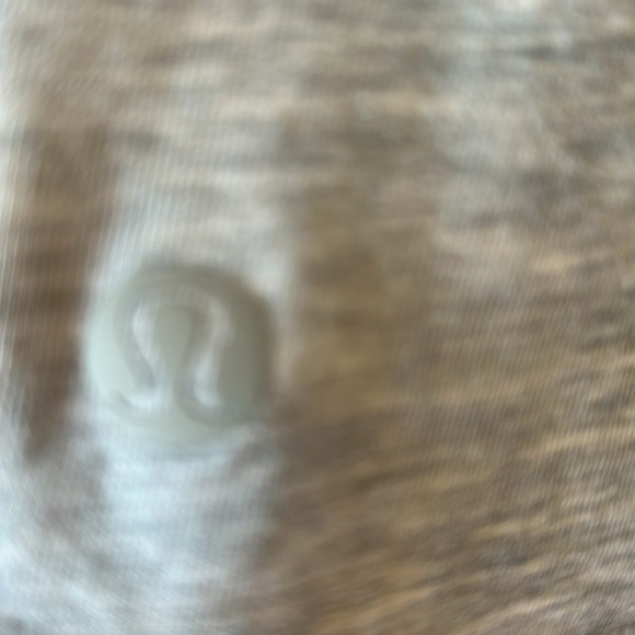 Women’s 0 Lululemon grey athletic t-shirt - Picture 6 of 6